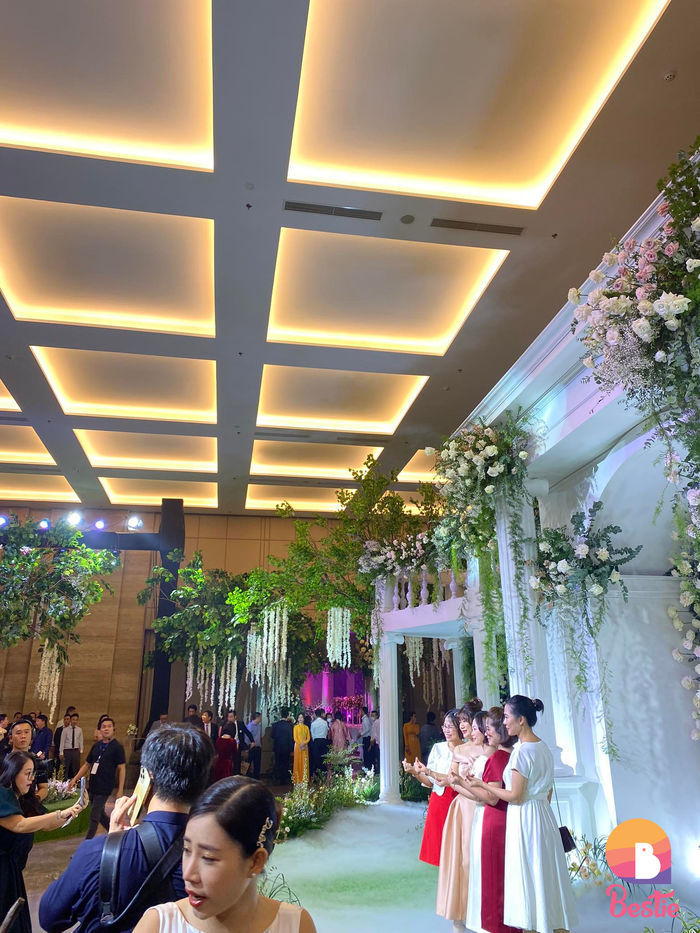 Rất đông khách mời đã đến tham dự lễ cưới của nàng hậu và ông xã doanh nhân. Ảnh: Nguyễn Xuân Hoàng