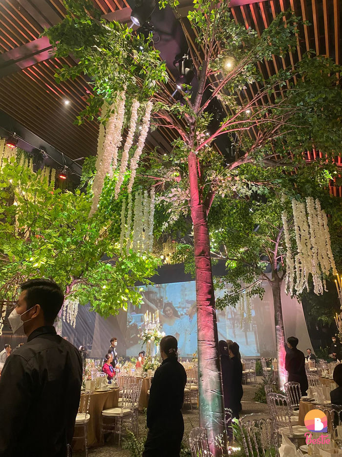 Không gian bên trong tiệc cưới tựa như một khu vườn cổ tích. Ảnh: Nguyễn Xuân Hoàng