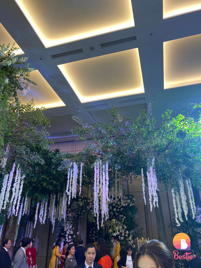 Một góc nhỏ trong trung tâm tiệc cưới cho được treo đầy hoa rất tỉ mỉ. Ảnh: Nguyễn Xuân Hoàng
