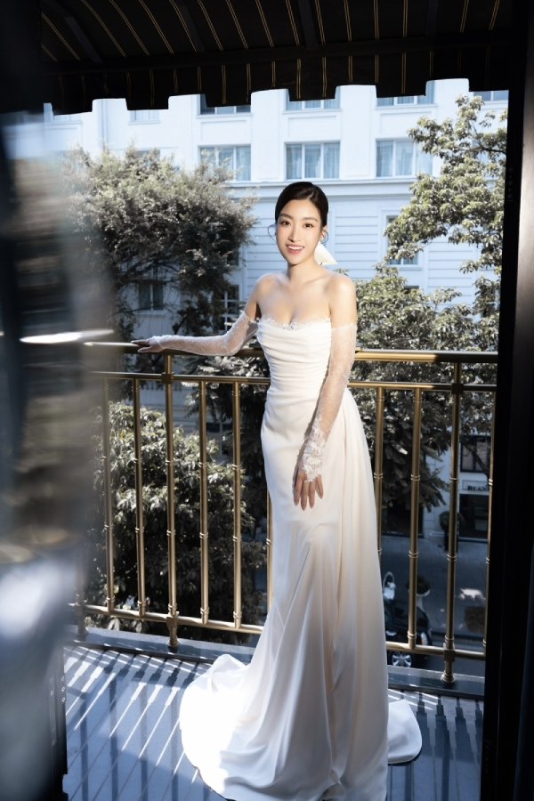 Cô dâu Đỗ Mỹ Linh quá đỗi xinh đẹp trong chiếc đầm cưới trang nhã khoe trọn bờ vai thon. Ảnh: Linh Chi Le