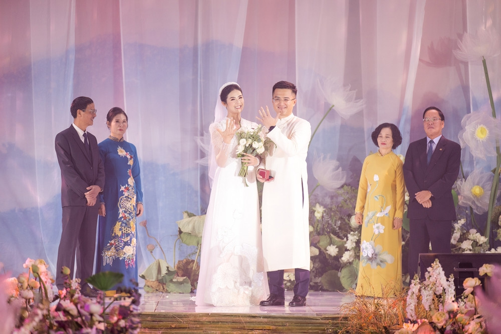 Mở đầu tiệc cưới là video trình chiếu kể lại chuyện tình của cô dâu Ngọc Hân và chú rể Phú Đạt. Cả hai kể lại những thăng trầm trong suốt quãng thời gian từ khi yêu rồi tiến đến trở thành vợ chồng.