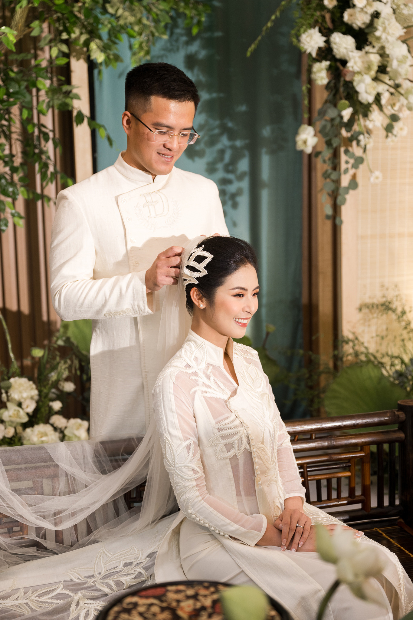 Cô dâu, chú rể đều diện áo dài truyền thống trong lễ cưới. Cặp đôi cũng khuyến khích khách mời diện áo dài truyền thống tới dự lễ cưới.