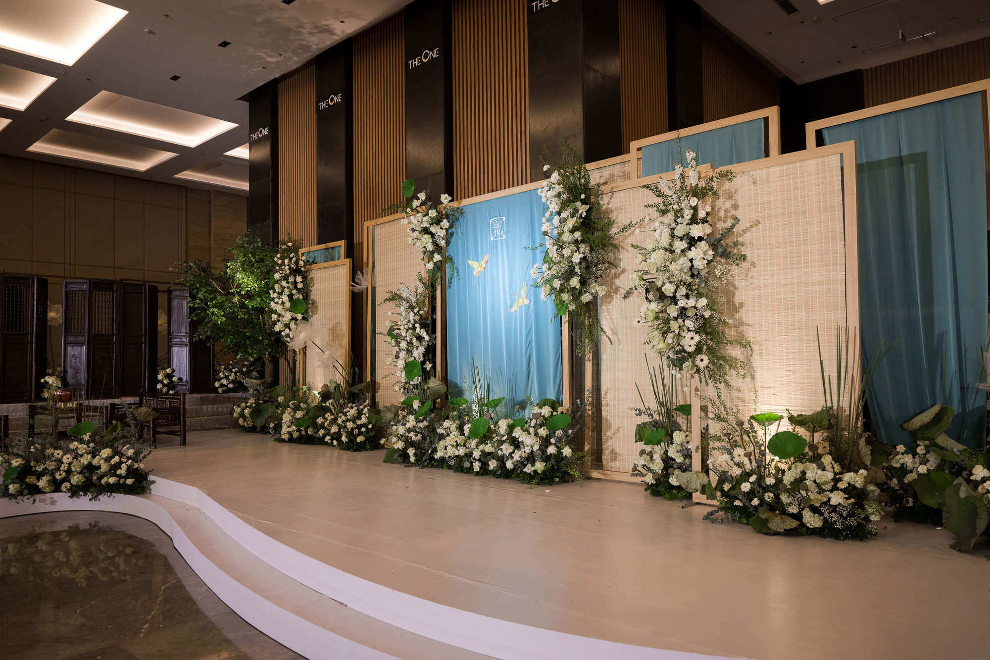 Không gian tiệc cưới được trang trí hoàn toàn bằng lúa, hoa sen tươi kết hợp cùng các vật liệu truyền thống