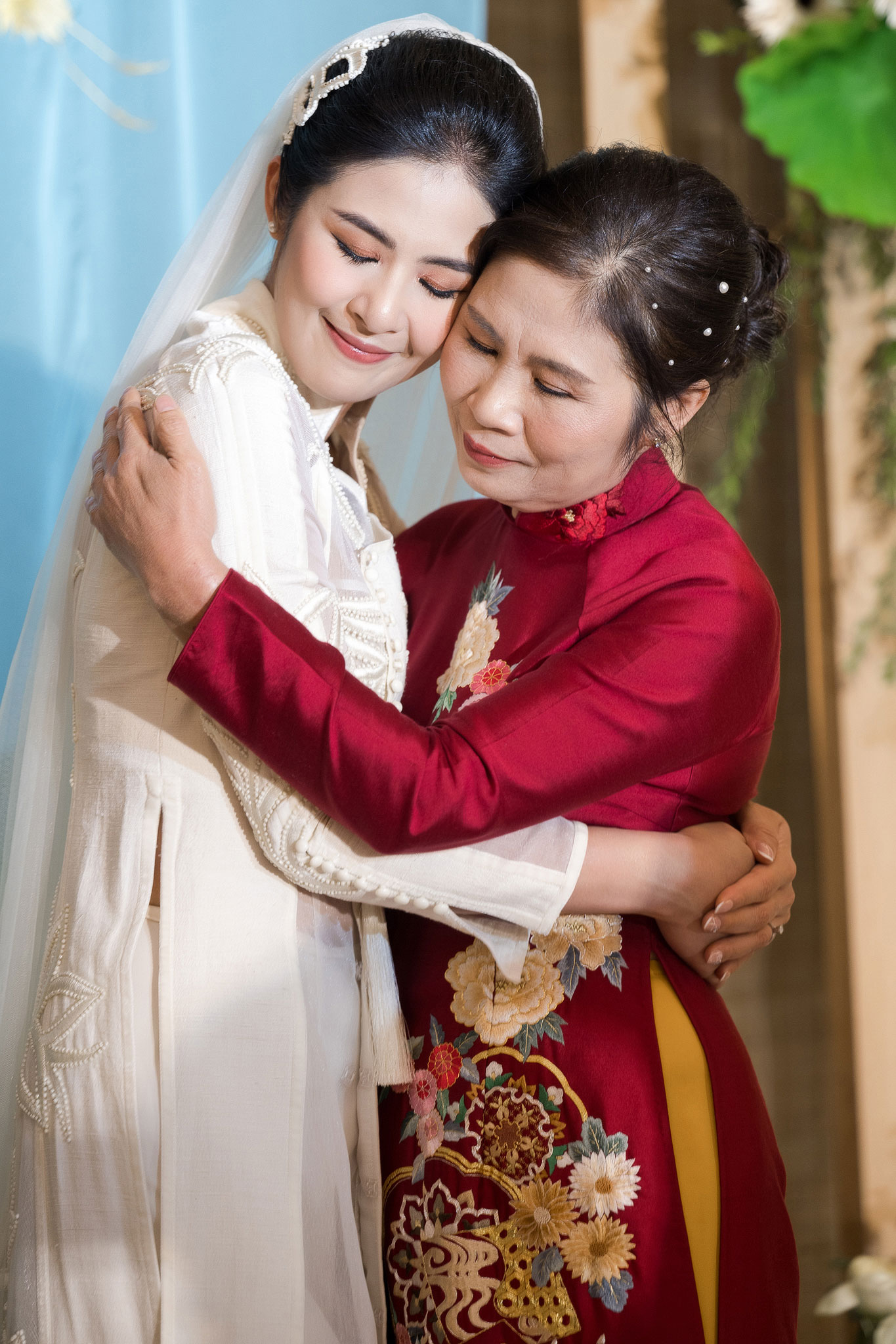 Hoa hậu Ngọc Hân xúc động bên mẹ trong ngày trọng đại